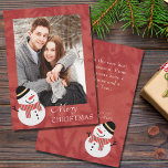 Rustic Modern Snowman Foto voor kerst Feestdagenkaart<br><div class="desc">Warm red met pijnboomachtergrond is gekoppeld aan een gelukkig sneeuwvormig ontwerp. Deze speciale kerstkaarten bevatten ook je persoonlijke boodschap aan familie en vrienden. Eenvoudig,  feestelijk en eenvoudig aan te passen.</div>