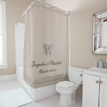 Rustic Monogram   Beide Names Pas getrouwd Wedding Douchegordijn<br><div class="desc">Rustic Monogram Beide namen Pas getrouwd Wedding Gift Chic Shower Curtain. Gepersonaliseerd warm beige en grijs monogrammed Shower Curtain. Koel klassiek schrift voor het monogram initiaal, de namen van de bruid en de bruidegom en de trouwdatum op een stevige beige achtergrond. Ideaal geschenk voor nieuwe weds, of mooi voor je...</div>