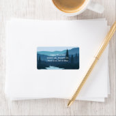 Rustic Mountain Forest Stream met pijnbomen Etiket (Insitu)