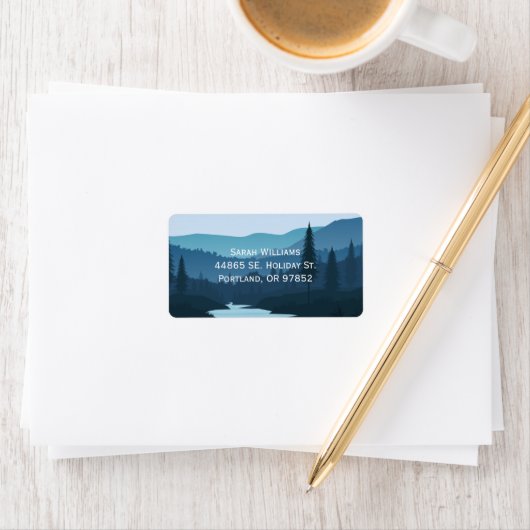 Rustic Mountain Forest Stream met pijnbomen Etiket (Insitu)