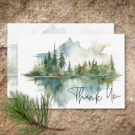 Rustic Mountain Lake Scene Waterverf bruiloft Bedankkaart<br><div class="desc">Ontsnap naar een serene berg retraite met uw bruiloft bedankkaart. Dit prachtige ontwerp toont een adembenemend waterverf schilderij van een majestueuze berg, de hellingen gedrapeerd in weelderige pijnbomen, die hun schoonheid weerspiegelen in het kristalheldere water hieronder. De gedempte natuurlijke tonen van tan, greens, blauwgroen blues en grijstinten creëer hebben een...</div>