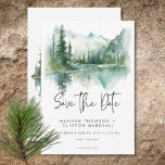 Rustic Mountain Lake Scene Waterverf bruiloft Save The Date<br><div class="desc">Ontsnap naar een serene berg retraite met uw bruiloft opslaan van de datum kaart. Dit prachtige ontwerp toont een adembenemend waterverf schilderij van een majestueuze berg, de hellingen gedrapeerd in weelderige pijnbomen, die hun schoonheid weerspiegelen in het kristalheldere water hieronder. De gedempte natuurlijke tonen van tan, greens, blauwgroen blues en...</div>
