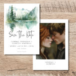 Rustic Mountain Lake Scene Waterverf Foto Save The Date<br><div class="desc">Ontsnap naar een serene bergretraite met je trouwfoto en sla de datumkaart op. Dit prachtige ontwerp toont een adembenemend waterverf schilderij van een majestueuze berg, de hellingen gedrapeerd in weelderige pijnbomen, die hun schoonheid weerspiegelen in het kristalheldere water hieronder. De gedempte natuurlijke tonen van tan, greens, blauwgroen blues en grijstinten...</div>
