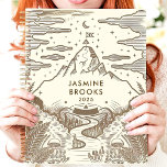 Rustic Mountain Landscape Aangepaste naam Planner<br><div class="desc">Dit charmante ontwerp beschikt over een met de hand getekend berglandschap met ingewikkelde details van varens, paddenstoelen en een kronkelende rivier, allemaal in aardse bruine tinten. De gepersonaliseerde naam en het jaar voegen een doordachte touch toe, waardoor het ideaal is voor liefhebbers van natuur en avonturiers. Ideaal voor journaling, het...</div>