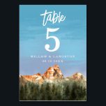 Rustic Mountain Wedding Table Number Kaart<br><div class="desc">Rustisch trouwlijstnummer met illustratie van een rode berg met dennenbos. Ideaal voor een herfst of winterbruiloft.</div>