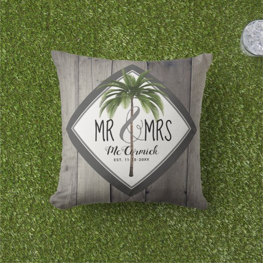 Rustic Mr. en Mrs Grey Monogram Palm Tree Pas getr Buitenkussen (Gras)