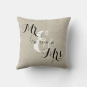 Rustic Mr. en Mrs Linen Custom Wedding Pillow Kussen (Achterkant)