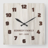 Rustic Natural Wood Family Name Farmhouse Vierkante Klok (Voorkant)