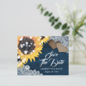 Rustic Navy Blue Sunflower Wedding Save the Date Aankondigingskaart (Staand voorkant)