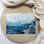 Rustic Ocean Flat Save the Date Kaart<br><div class="desc">Deze rustige oceaanvlakte met de date-card is perfect voor je trouwe strandboho bruiloft. Dit ontwerp is voorzien van een dikke zwarte en witte kalligrafie met een oceaanachtergrond die past bij de bruiloft op het strand of een casual moderne bruiloft in de lente, zomer of herfst. Geef ons alstublieft de vrijheid...</div>