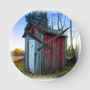 Rustic Old Junk Yard Outhouse Ronde Klok