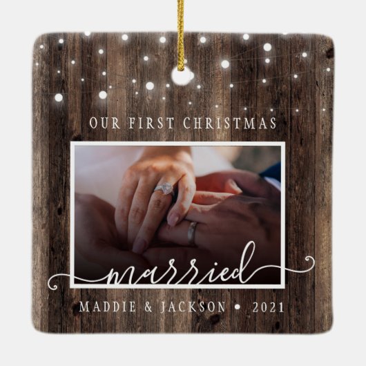 Rustic Ons eerste kersthuwelijk 2 Foto Keramisch Ornament (Achterkant)