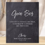 Rustic Open Bar Chalkboard Aangepast huwelijk Poster<br><div class="desc">Open Bar! Eenvoudige maar elegante kalligrafie, dit trouwbalbord is voorzien van Open bar in elegante kalligrafie, en Tonights drinken zijn gratis, de verhalen van morgen zijn onbetaalbaar. Pas dit elegante trouwbord aan met uw namen en datum! COPYRIGHT © 2020 Judy Burrows, Black Dog Art - Alle rechten voorbehouden. Rustic Open...</div>