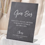 Rustic Open Bar Chalkboard Aangepast huwelijk Reclamebord Met Voetstuk<br><div class="desc">Open Bar! Eenvoudige maar elegante kalligrafie, dit trouwbalbord is voorzien van Open bar in elegante kalligrafie, en Tonights drinken zijn gratis, de verhalen van morgen zijn onbetaalbaar. Pas dit elegante trouwbord aan met uw namen en datum! COPYRIGHT © 2020 Judy Burrows, Black Dog Art - Alle rechten voorbehouden. Rustige open...</div>