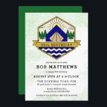 Rustic Outdoorsman 90th Birthday Party Invitation Kaart<br><div class="desc">Een perfecte keuze voor een buitenganger die hield van vissen, jagen of kamperen. Deze 90e verjaardagsuitnodiging bevat een openluchtbadge met een tent in het midden, omgeven door de zon en een dennenboombos. Blauwe en witte strepen symboliseren een rivier of vijver om te vissen. De badge wordt in een roestbruin gescheurd....</div>