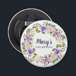 Rustic Paars Floral 70th Birthday Favor Button Flesopener<br><div class="desc">Paarse en ivoorwitte rozen creëer een prachtig rustige florale kreet. De naam van de verjaardagsvrouw wordt geschreven in een grote manuscriptdoopvont. De 70e verjaardag is hieronder. Dit artikel maakt deel uit van het Rustic Paarse Floral Botanical 70th Birthday collectie. Het bevat vele DIY sjablonen die u snel uitnodigingen en partijbenodigdheden...</div>