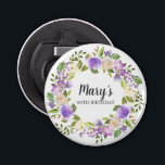 Rustic Paars Floral 90th Birthday Favor Button Flesopener<br><div class="desc">Paarse en ivoorwitte rozen creëer een prachtig rustige florale kreet. De naam van de verjaardagsvrouw wordt geschreven in een grote manuscriptdoopvont. 90e verjaardag is hieronder. Dit artikel maakt deel uit van het Paars "Rustic Floral Botanical 90th Birthday collectie". Het bevat vele DIY sjablonen die u snel uitnodigingen en partijbenodigdheden laten...</div>