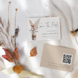 Rustic Pampas Grasses Boho QR Code Weddenschap Save The Date<br><div class="desc">Rustic Pampas Grasses Boho QR Code Wedding. Bohemen met gedroogde grazen en bessen en een elegant setscript voor Save the Date. De rest van de tekst kunt u met uw details gemakkelijk personaliseren. Voeg uw QR code aan uw trouwwebsite op de rug toe of schrap dit en de tekst op...</div>