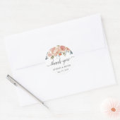 Rustic Peach Bloemenkalligrafie Script Dank u Ronde Sticker (Envelop)