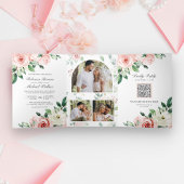 Rustic Peach Floral in één QR Code Weddenschap Drieluik Uitnodiging