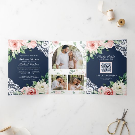 Rustic Peach Floral Lace Navy Blue QR Code Weddens Drieluik Uitnodiging (Binnen)