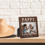 Rustic Personal Pappy Grandpa Foto Fotoplaat<br><div class="desc">Aangepaste opa plaque voor Vaderdag,  verjaardagen of grootouderdag is voorzien van een favoriete foto van zijn kleinkind of kleinkinderen met "Pappy" hierboven in bijtende letters. Personaliseer met het jaar dat hij een grootvader werd onder,  of voeg een douanebericht of een naam toe.</div>