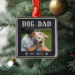 Rustic Personalized Dog Dad Photo Metalen Ornament<br><div class="desc">Deze aangepaste versiering maakt een gedenkwaardig kerstcadeau voor een speciaal gezelschapsouder. In het ontwerp staat een favoriete foto met "Dog Dad" hierboven in bijtende letters. Personaliseer met het jaar dat hij een bont vader onder,  of voeg een douanebericht of een naam toe.</div>
