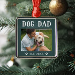 Rustic Personalized Dog Dad Photo Metalen Ornament<br><div class="desc">Deze aangepaste versiering maakt een gedenkwaardig kerstcadeau voor een speciaal gezelschapsouder. In het ontwerp staat een favoriete foto met "Dog Dad" hierboven in bijtende letters. Personaliseer met het jaar dat hij een bont vader onder,  of voeg een douanebericht of een naam toe.</div>
