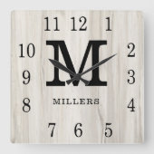 Rustic Personalized Wood Farmhouse Monogram Name Vierkante Klok (Voorkant)
