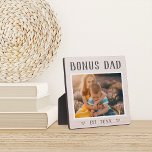 Rustic Persoonlijke Bonus Pap Stepfather Foto Fotoplaat<br><div class="desc">De aantrekkelijke douaneplek voor Vaderdag,  verjaardagen,  of nieuwe stepdads kenmerkt een favoriete foto met "Bonus Dad" hierboven in bijtende letters. Personaliseer met het jaar dat hij stiefvader werd onder,  of voeg een douanebericht of een naam toe.</div>