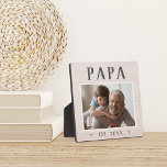 Rustic Persoonlijke foto Papa Grandpa Fotoplaat<br><div class="desc">Aangepaste opa plaque voor Vaderdag,  verjaardagen of grootouderdag is voorzien van een favoriete foto van zijn kleinkind of kleinkinderen met "Papa" hierboven in bijtende letters. Personaliseer met het jaar dat hij een grootvader werd onder,  of voeg een douanebericht of een naam toe.</div>