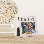 Rustic Persoonlijke pappa Foto Fotoplaat<br><div class="desc">De charmant aangepaste plaquette voor Vaderdag,  verjaardagen of nieuwe advertenties is voorzien van een favoriete foto met "papa" hierboven in bijtende letters. Personaliseer met het jaar hij een vader onder,  of voeg een douanebericht of een naam toe.</div>