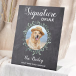 Rustic Pet Signature Drinken Dog Wedding Bar Reclamebord Met Voetstuk<br><div class="desc">De handtekening Drink van je huisdieren. Neem je beste hond, beste kat en elk huisdier mee op je bruiloft met zijn eigen drink bar voor je gasten. Perfect voor hondenliefhebbers, en een speciale hondenbar zal een hit zijn op je bruiloft. Eenvoudig maar bijtend karton met eucalyptusbladeren. Pas dit trouwerijbord aan...</div>