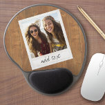 Rustic Photo Lijst met Square Instagram en Wood Gel Muismat<br><div class="desc">Een en trendy ontwerp met een retro grens van het afbeelding die u uw favoriete selfie of portret van een vriend kunt toevoegen. Gebruik een vierkante foto om een uniek en persoonlijk geschenk te creëer of houd de hipsterpuppy en maak een trendy keepslag. Als u de afbeeldingen moet aanpassen, klik...</div>