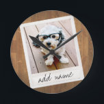 Rustic Photo Lijst met Square Instagram en Wood Ronde Klok<br><div class="desc">Een en trendy ontwerp met een retro grens van het afbeelding die u uw favoriete selfie of portret van een vriend kunt toevoegen. Gebruik een vierkante foto om een uniek en persoonlijk geschenk te creëer of houd de hipsterpuppy en maak een trendy keepslag. Als u de afbeeldingen moet aanpassen, klik...</div>