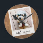 Rustic Photo Lijst met Square Instagram en Wood Ronde Klok<br><div class="desc">Een en trendy ontwerp met een retro grens van het afbeelding die u uw favoriete selfie of portret van een vriend kunt toevoegen. Gebruik een vierkante foto om een uniek en persoonlijk geschenk te creëer of houd de hipsterpuppy en maak een trendy keepslag. Als u de afbeeldingen moet aanpassen, klik...</div>