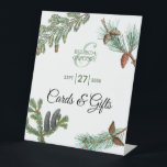 Rustic Pine Greenery Wedding Cards & Gifts Reclamebord Met Voetstuk<br><div class="desc">Een prachtig dennenbos met bijlen van bijtende dennen,  dennenaalden en dennennaalden. Een elegante trouwkaart en cadeautjes ondertekenen met groen ideaal voor elk trouwthema. Er zijn ook huwelijksuitnodigingen en andere kantoorbenodigdheden beschikbaar.</div>