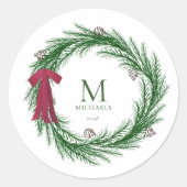 Rustic Pine Holiday Wreatmonogram Familienaam Ronde Sticker (Voorkant)