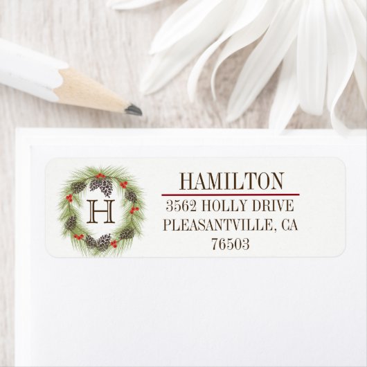 Rustic Pine Wreath Monogram Holiday Etiket (Insitu)