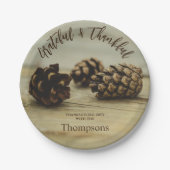 Rustic Pinecones Custom Family Name Thanksgiving Papieren Bordje (Voorkant)