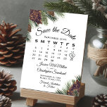 Rustic Pinecones Winter Greenery Calendar Wedding Save The Date<br><div class="desc">Met deze mooie opslagkaart kunnen je vrienden en familie op de hoogte zijn van je aanstaande bruiloft. Het is voorzien van een elegant boho chic design met een aanpasbare kalender van je trouwmaand met een hart rond je speciale dag, omringd door handbeschilderde waterverf pinecones en pijnboomtakken. Er is ruimte voor...</div>