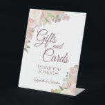 Rustic Pink Boho Chic Floral Gifts & Cards Wedding Reclamebord Met Voetstuk<br><div class="desc">Dit mooie voetstuk zal je trouwgasten laten weten waar ze hun cadeautjes en kaarten moeten achterlaten. Hij is uitgerust met een roestachtig boho-bloemontwerp met handbeschilderde waterverf rozen en bloesems in tinten van wazige roze, koraalperzikkleurig en bruin. Er is een korte boodschap van dank, samen met de namen van het stel....</div>