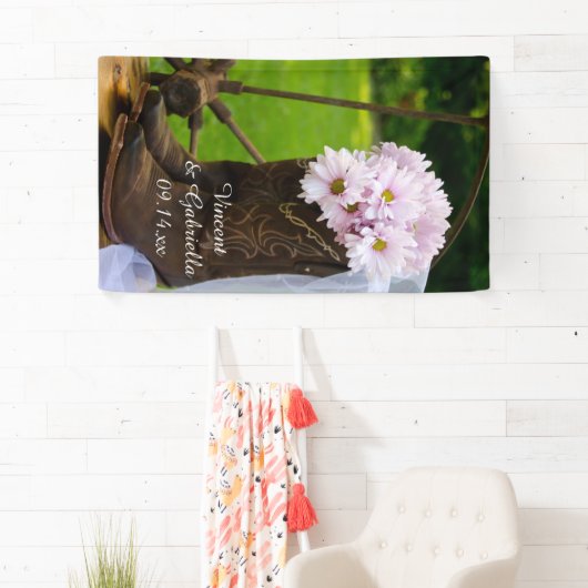 Rustic Pink Daisies Cowboy Boots Westerne bruiloft Spandoek (Insitu)