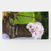 Rustic Pink Daisies Cowboy Boots Westerne bruiloft Spandoek (Horizontaal)