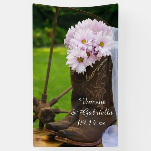 Rustic Pink Daisies Cowboy Boots Westerne bruiloft Spandoek (Verticaal)