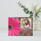 Rustic Pink Daisy Wood Foto Weddenschap Save the D Aankondigingskaart (Staand voorkant)