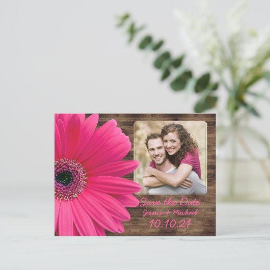Rustic Pink Daisy Wood Foto Weddenschap Save the D Aankondigingskaart (Staand voorkant)