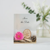 Rustic Pink Daisy Woodland Wedding Save the Date Aankondigingskaart (Staand voorkant)