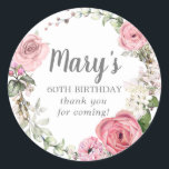 Rustic Pink Floral 60th Birthday Hartelijk dank Ronde Sticker<br><div class="desc">Zachte blush roze rozen en pioenrozen, samen met felroze knoppen creëer een prachtig rustieke bloemenkrans. Witte hortensia's aan de bloesem. De naam van de jarige is geschreven in een groot lettertype. 60e verjaardag en het dankjewel sentiment volgen. Deze sticker maakt deel uit van het 60ste verjaardag Bella Roos collectie. Het...</div>