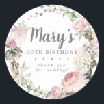 Rustic Pink Floral 60th Birthday Hartelijk dank Ronde Sticker<br><div class="desc">Zachte roze rozen en roze roze roze buisjes creëer een prachtig rustige florale kreet. Witte hydrangeas bij de florale bloei. De naam van de verjaardagsvrouw wordt geschreven in een grote manuscriptdoopvont. 60ste verjaardag en de dankbetuigingen volgen. Deze verjaardagssticker maakt deel uit van het 60e Birthday Pink Rose Floral collectie. Het...</div>